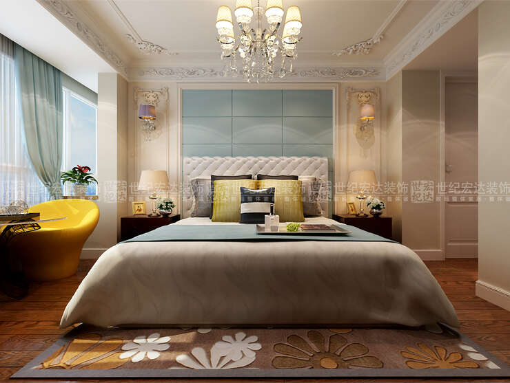 主卧室基本定位在欧式风格内，床头背景墙才用了硬包进行装饰，两侧运用混油雕花和花线相结合的手法